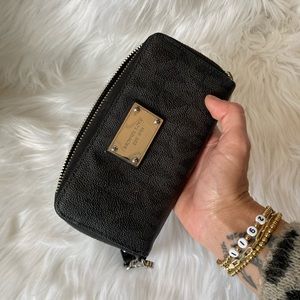 Michael Kors multi functional wristlet